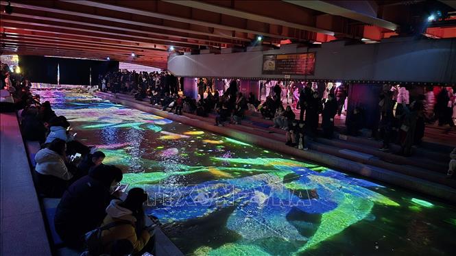 Du khách trầm trồ với những hình ảnh sống động trong lòng suối Cheonggye. Ảnh: Đức Thắng (P/v TTXVN tại Hàn Quốc) 
