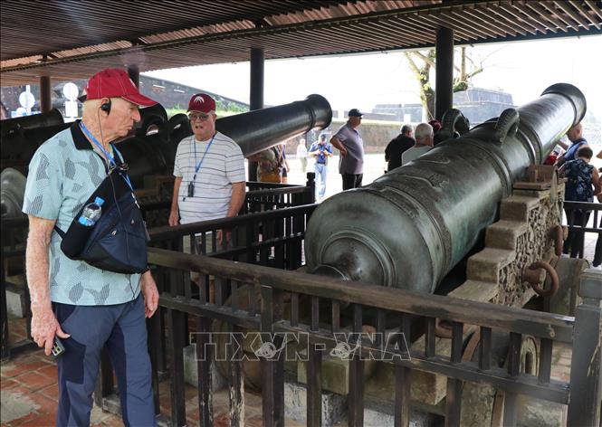 Foreign tourists visit the Hue Imperial City. VNA Photo: Nguyên Lý