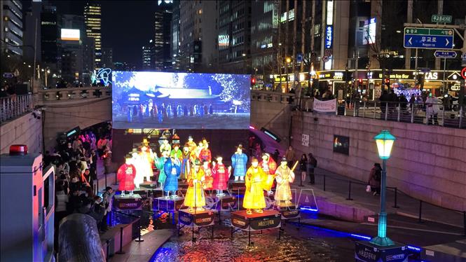 Lung linh Lễ hội đèn lồng Seoul 2025 tại suối Cheonggye. Ảnh: Đức Thắng (P/v TTXVN tại Hàn Quốc) 
