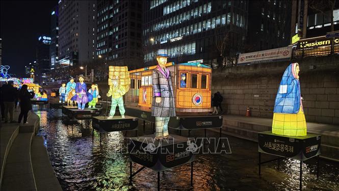 Sự xuất hiện của tàu điện leng keng trên phố. Ảnh: Đức Thắng (P/v TTXVN tại Hàn Quốc) 
