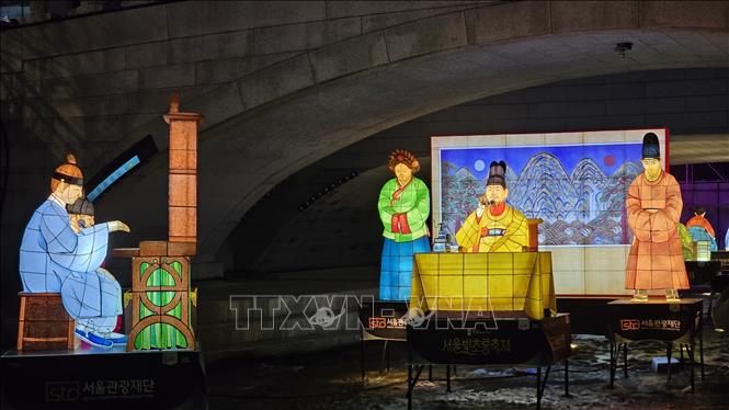 Điện thoại về với cung điện Hoàng gia. Ảnh: Đức Thắng (P/v TTXVN tại Hàn Quốc) 
