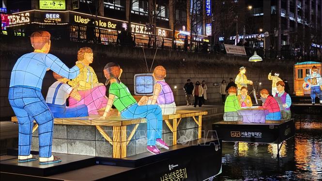 Cả nhà quây quần bên tivi đen trắng. Ảnh: Đức Thắng (P/v TTXVN tại Hàn Quốc) 
