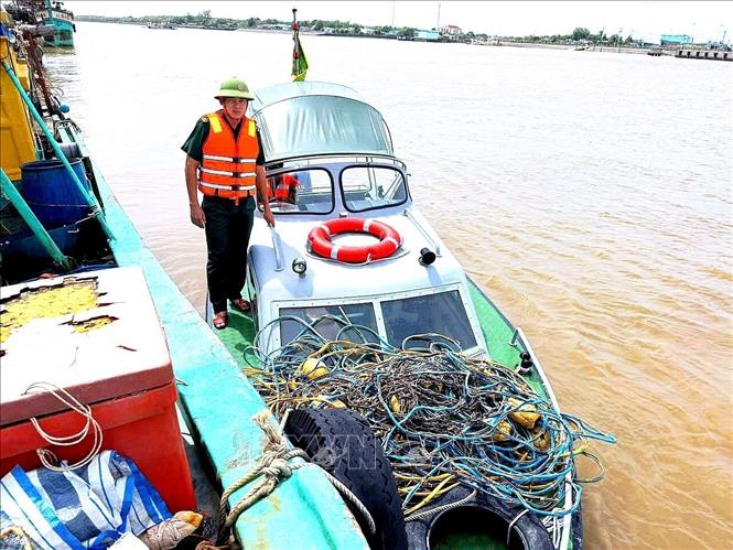 Đồn Biên phòng Gành Hào đưa tang vật về đồn xử lý theo quy định của pháp luật. Ảnh: Hoàng Tá -TTXVN phát.