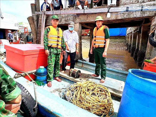  Lực lượng tuần tra phát hiện phương tiện, tang vật khai thác thủy sản mang tính tận diệt. Ảnh: Hoàng Tá -TTXVN phát.