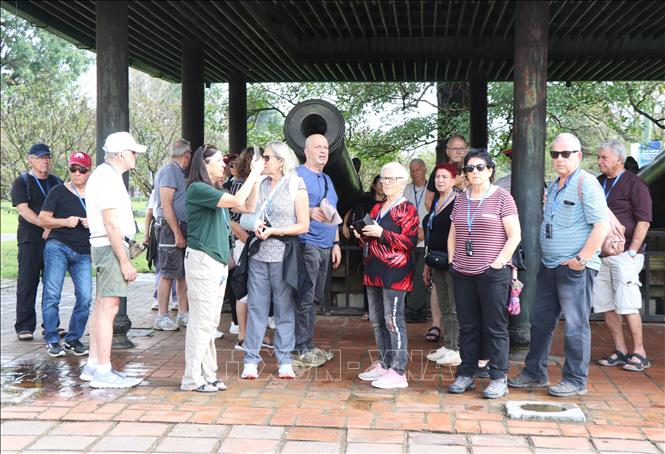 The central city of Hue so far this year welcomes some 6.3 million visitors, including 1.9 foreign ones, up 61.5% and 41% year on year, respectively. VNA Photo: Nguyên Lý