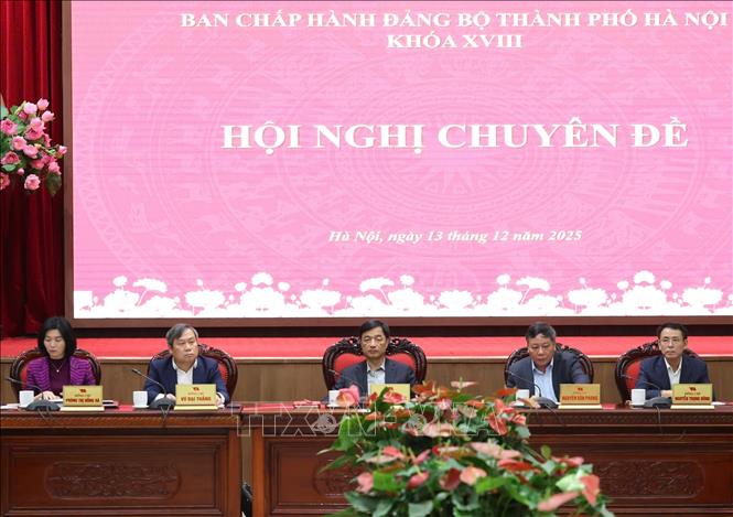 Các đồng chí lãnh đạo Thành phố chủ trì hội nghị. Ảnh Vũ Quang - TTXVN 