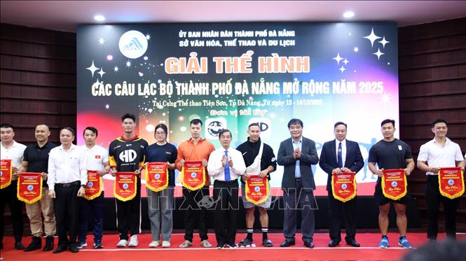 Ban Tổ chức trao cờ lưu niệm cho đại diện các đoàn viện động viên dự Giải. Ảnh: Trần Lê Lâm - TTXVN 