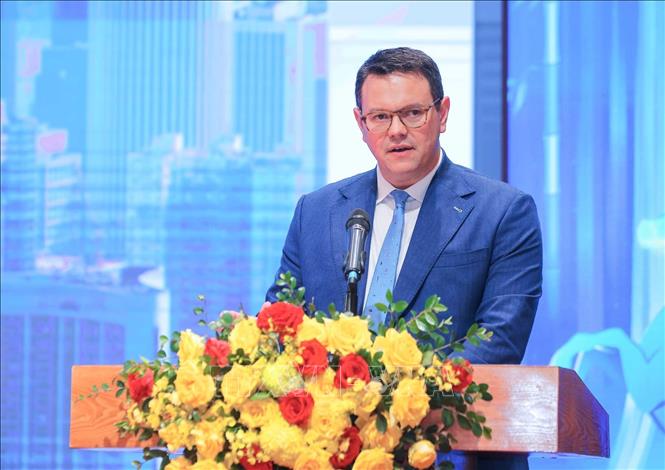 Chủ tịch và CEO, Energy Capital Vietnam David Lewis tham luận về các cơ hội, khó khăn mà doanh nghiệp công nghệ quốc tế gặp phải và đề xuất về cơ chế ưu đãi thuế và nhà đầu tư nước ngoài đầu tư vào Việt Nam. Ảnh: Hoàng Hiếu - TTXVN