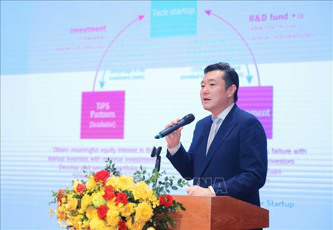 Ông Juhern Kim Trưởng Đại diện Viện tăng trưởng xanh Toàn cầu (GGGI) tại Việt Nam Juhern Kim tham luận chia sẻ kinh nghiệm của Chính phủ Hàn Quốc và GGGI trong việc kết hợp nguồn vốn nhà nước, vốn quốc tế và khu vực tư nhân và hợp tác với Việt Nam nhằm thúc đẩy hệ sinh thái khởi nghiệp sáng tạo xanh. Ảnh: Hoàng Hiếu - TTXVN