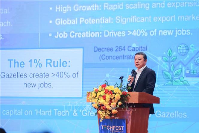 Ông Samuel Ang - Chuyên gia Ngân hàng Phát triển châu Á (ADB) hiện phụ trách các chương trình đổi mới sáng tạo và phát triển đô thị bền vững tại khu vực châu Á tham luận tại chương trình. Ảnh: Hoàng Hiếu - TTXVN