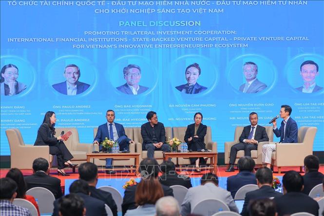Các diễn giả tham gia thảo luận Thúc đẩy hợp tác đầu tư ba bên: “Tổ chức tài chính quốc tế - Đầu tư mạo hiểm nhà nước - Đầu tư mạo hiểm tư nhân cho khởi nghiệp sáng tạo Việt Nam”. Ảnh: Hoàng Hiếu - TTXVN