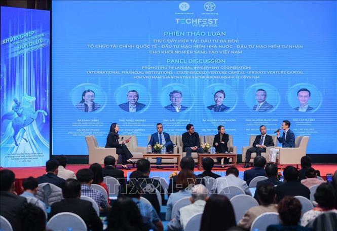 Các diễn giả tham gia thảo luận Thúc đẩy hợp tác đầu tư ba bên: “Tổ chức tài chính quốc tế - Đầu tư mạo hiểm nhà nước - Đầu tư mạo hiểm tư nhân cho khởi nghiệp sáng tạo Việt Nam”. Ảnh: Hoàng Hiếu - TTXVN