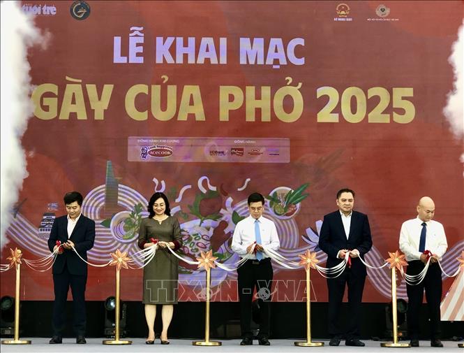 Các đại biểu thực hiện nghi thức khai mạc sự kiện. Ảnh: Mỹ Phương – TTXVN.