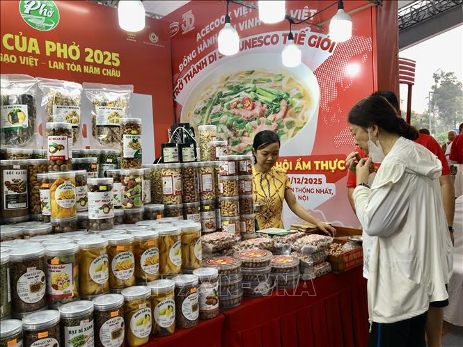 Khu vực giới thiệu hàng đặc sản Việt thu hút khách tham dự sự kiện. Ảnh: Mỹ Phương – TTXVN.