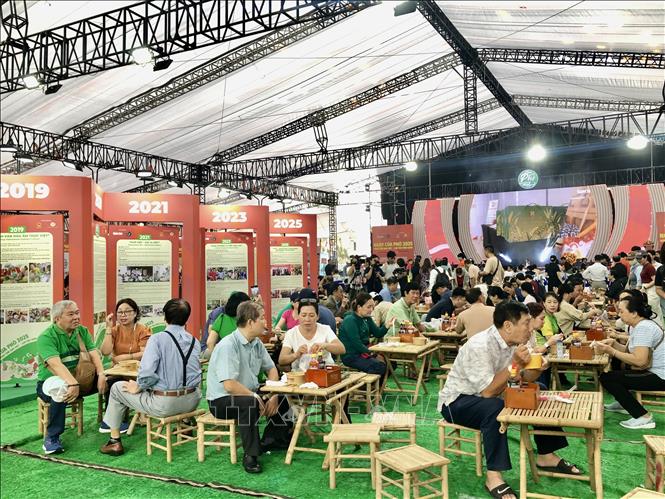 Mỗi tô phở được bán với giá 40.000 đồng tại sự kiện trong hai ngày 13 và 14/12/2025. Ảnh: Mỹ Phương – TTXVN.