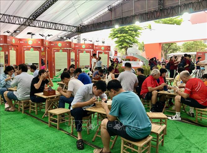 Nhiều người dân và du khách đến sự kiện để thưởng thức phở từ sáng sớm. Ảnh: Mỹ Phương – TTXVN.