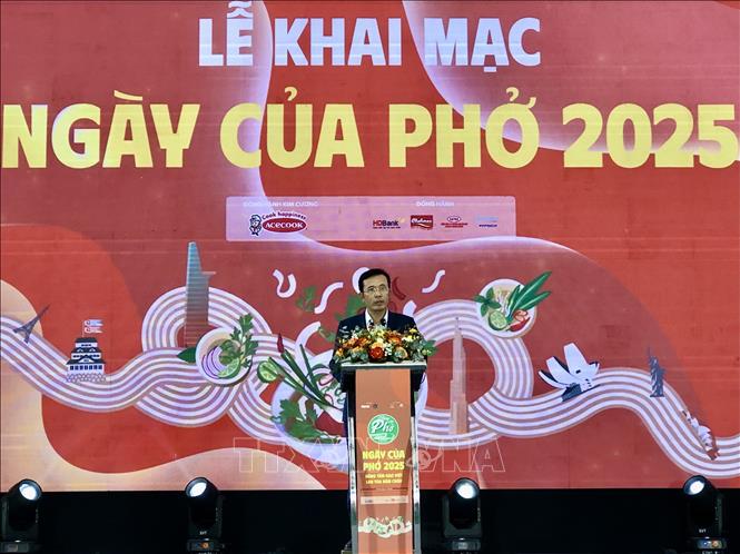 Nhà báo Trần Xuân Toàn, Phó Tổng biên tập Báo Tuổi Trẻ, Trưởng ban tổ chức thông tin về sự kiện. Ảnh: Mỹ Phương – TTXVN.