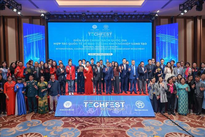 Phó Chủ tịch UBND Thành phố Hà Nội Trương Việt Dũng và Thứ trưởng Bộ Khoa học và Công nghệ Hoàng Minh cùng các đại biểu tham dự diễn đàn chụp ảnh chung. Ảnh: Hoàng Hiếu - TTXVN