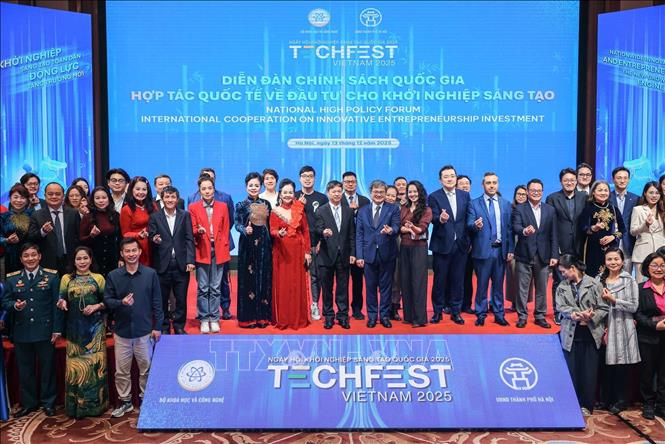 Phó Chủ tịch UBND Thành phố Hà Nội Trương Việt Dũng và Thứ trưởng Bộ Khoa học và Công nghệ Hoàng Minh cùng các đại biểu tham dự diễn đàn chụp ảnh chung. Ảnh: Hoàng Hiếu - TTXVN