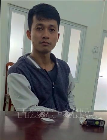 Đối tượng Nguyễn Xuân Mạnh và tang vật. Ảnh: TTXVN phát 