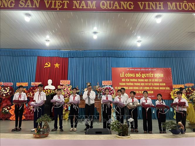 Tặng quà cho học sinh có hoàn cảnh khó khăn. Ảnh: Huỳnh Phúc Hậu - TTXVN
