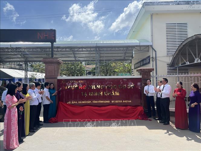Đổi tên trường THCS  Anh hùng lực lượng vũ trang Nhân dân Đại tá Tạ Minh Khâm. Ảnh: Huỳnh Phúc Hậu - TTXVN
