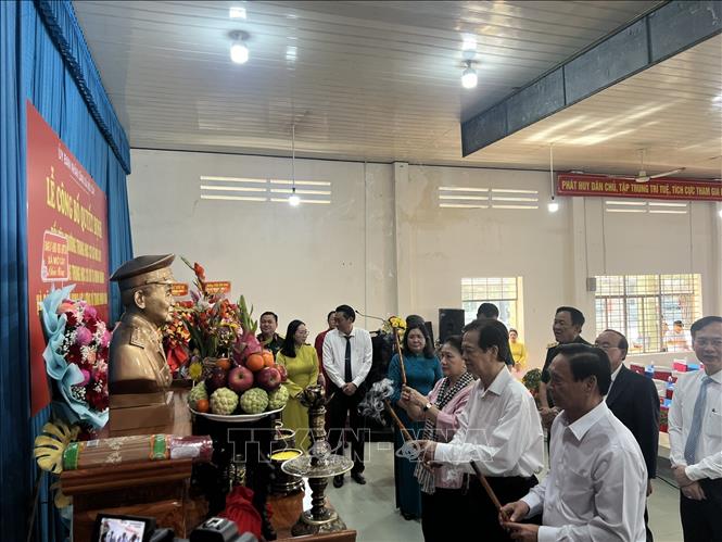 Đại biểu thắp hương Anh hùng lực lượng vũ trang Nhân dân Đại tá Tạ Minh Khâm. Ảnh: Huỳnh Phúc Hậu - TTXVN