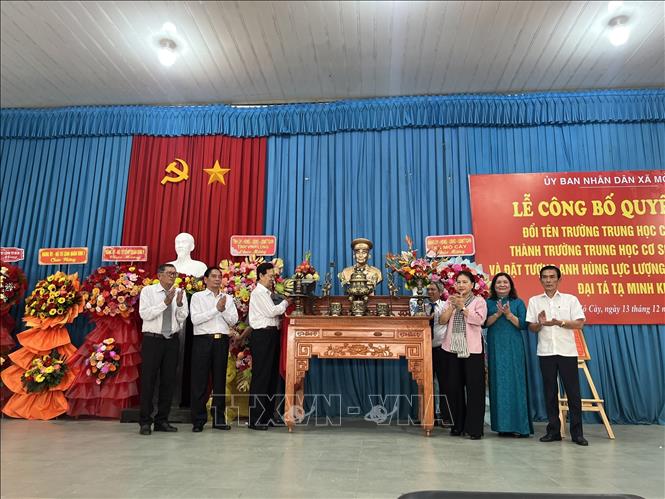 Đại biểu lãnh đạo Khánh thành tượng Anh hùng lực lượng vũ trang Nhân dân Đại tá Tạ Minh Khâm. Ảnh: Huỳnh Phúc Hậu - TTXVN 