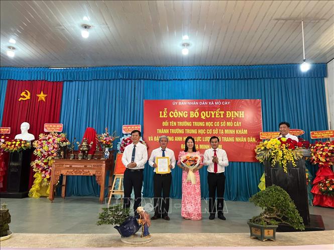Trao quyết định đổi tên trường THCS Tạ Minh Khâm. Ảnh: Huỳnh Phúc Hậu - TTXVN 