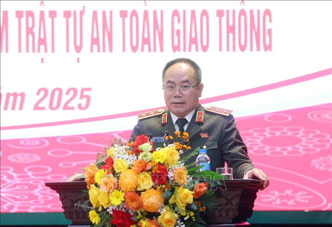 Trung tướng Nguyễn Thanh Tùng, Giám đốc Công an thành phố Hà Nội phát lệnh ra quân triển khai mở đợt ao điểm bảo vệ Đại hội đại biểu toàn quốc lần thứ XIV của Đảng, bầu cử đại biểu Quốc hội khoá XVI và Hội đồng nhân dân các cấp nhiệm kỳ 2026 - 2031 và Tết Nguyên đán Bính Ngọ 2026. Ảnh: Phạm Kiên - TTXVN