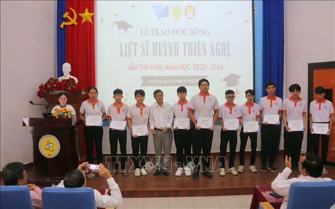 Trao học bổng Liệt sĩ Huỳnh Thiện Nghệ cho các em sinh viên Trường Cao đẳng Nghề An Giang. Ảnh: Công Mạo-TTXVN