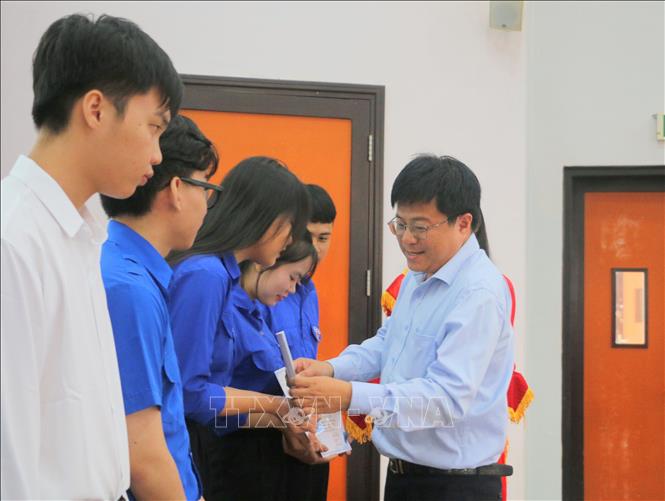 Đại diện Hội Khuyến học tỉnh An Giang trao học bổng Liệt sĩ Huỳnh Thiện Nghệ cho các em sinh viên Trường Đại học Kiên Giang. Ảnh: Công Mạo-TTXVN
