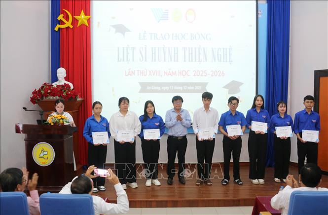 Trao học bổng Liệt sĩ Huỳnh Thiện Nghệ cho các em sinh viên Trường Đại học Kiên Giang. Ảnh: Công Mạo-TTXVN