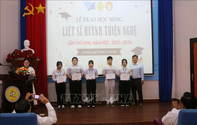 Trao học bổng Liệt sĩ Huỳnh Thiện Nghệ cho các em sinh viên Trường Cao đẳng Y tế tỉnh An Giang. Ảnh: Công Mạo-TTXVN