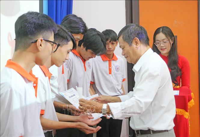 Đại diện Hội Khuyến học tỉnh An Giang trao học bổng Liệt sĩ Huỳnh Thiện Nghệ cho các em sinh viên Trường Cao đẳng Nghề An Giang. Ảnh: Công Mạo-TTXVN