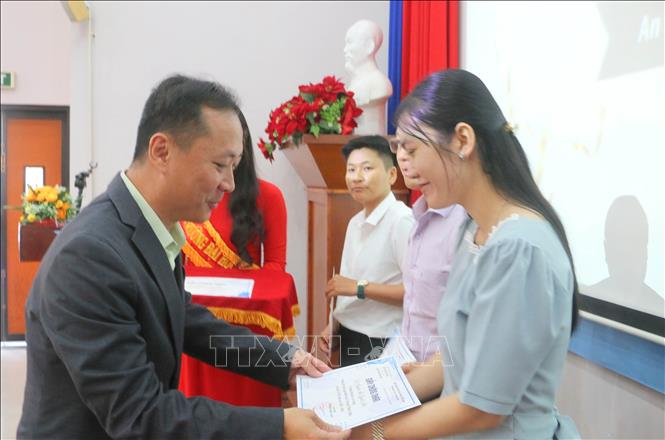 Anh Nguyễn Huỳnh Trung Kiên (cháu ngoại liệt sĩ Huỳnh Thiện Nghệ) trao hỗ trợ cho 5 giáo viên trên địa bàn tỉnh An Giang có hoàn cảnh khó khăn, đạt nhiều thành tích trong giảng dạy năm học 2024-2025. Ảnh: Công Mạo-TTXVN