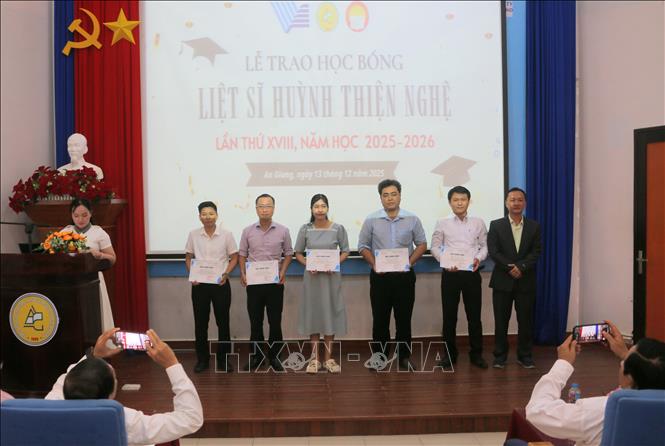 Anh Nguyễn Huỳnh Trung Kiên (cháu ngoại liệt sĩ Huỳnh Thiện Nghệ) trao hỗ trợ cho 5 giáo viên trên địa bàn tỉnh An Giang có hoàn cảnh khó khăn, đạt nhiều thành tích trong giảng dạy năm học 2024-2025. Ảnh: Công Mạo-TTXVN