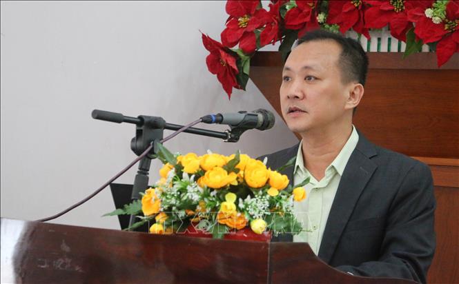 Anh Nguyễn Huỳnh Trung Kiên (cháu ngoại liệt sĩ Huỳnh Thiện Nghệ) phát biểu tại buổi lễ. Ảnh: Công Mạo-TTXVN