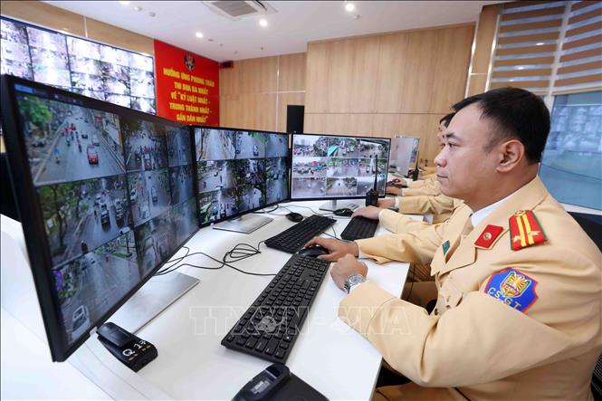 Hệ thống 1.837 camera AI vận hành với mục tiêu giảm thiểu ùn tắc, nâng cao hiệu quả điều hành, hiện đại hóa hạ tầng, xây dựng nếp sống văn minh đô thị tại Hà Nội. Ảnh: Phạm Kiên - TTXVN