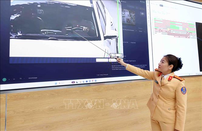 Một tài xế sử dụng điện thoại trong ô tô. Dù khoảng cách xa, camera AI vẫn có thể nhận diện chính xác. Ảnh: Phạm Kiên - TTXVN
