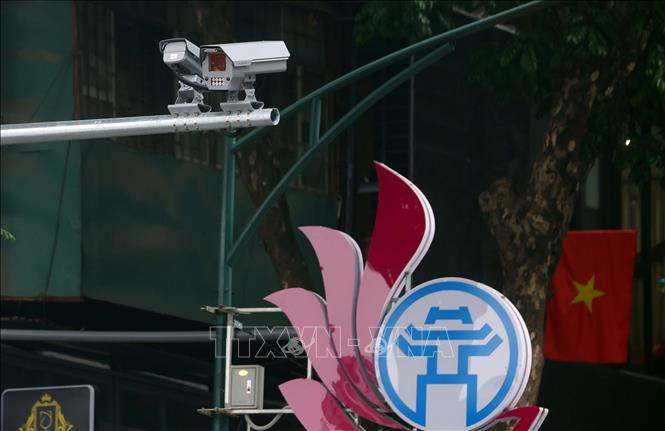 Hệ thống 1.837 camera AI vận hành với mục tiêu giảm thiểu ùn tắc, nâng cao hiệu quả điều hành, hiện đại hóa hạ tầng, xây dựng nếp sống văn minh đô thị tại Hà Nội. Ảnh: Phạm Kiên - TTXVN