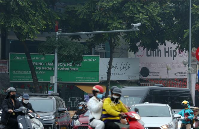 Việc lắp đặt và triển khai hệ thống Camera AI trên các tuyến phố sẽ giúp nâng cao ý thức tham gia giao thông của người dân. Ảnh: Phạm Kiên - TTXVN