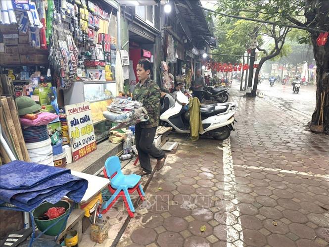 Tại phố Tứ Liên phường Hồng Hà, thành phố Hà Nội, người dân nghiêm chỉnh chấp hành việc  bảo đảm trật tự, kỷ cương, văn minh đô thị. Ảnh: Quốc Lũy - TTXVN