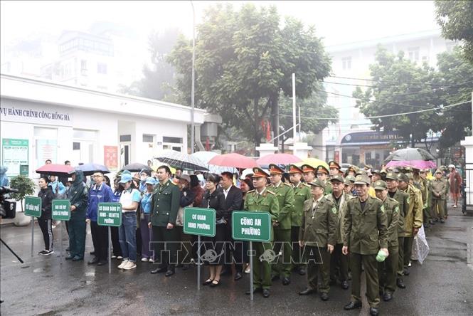 Lực lượng chức năng phường Hồng Hà đồng loạt ra quân triển khai lập lại trật tự, kỷ cương, văn minh đô thị trên địa bàn. Ảnh: Quốc Lũy - TTXVN