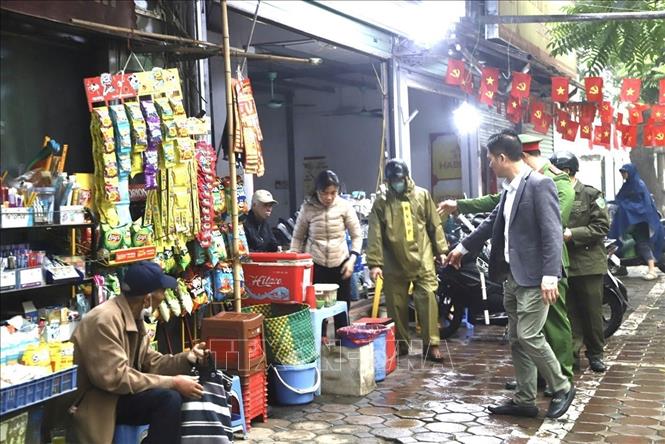 Lực lượng chức năng vận động các hộ kinh doanh tại phố Tứ Liên, phường Hồng Hà chấp hành nghiêm chỉnh kỷ cương, văn minh đô thị. Ảnh: Quốc Lũy - TTXVN