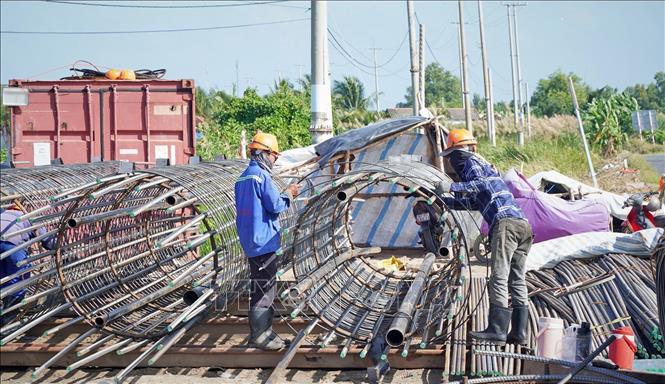 Hiện có hơn 2.100 công nhân cùng 1.150 máy móc, thiết bị đang đồng loạt hoạt động suốt ngày đêm. Ảnh: Huỳnh Anh - TTXVN