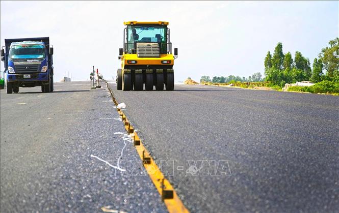 Tranh thủ lúc nắng ráo, các xe lu hoạt động hết công suất để đảm bảo tiến độ. Ảnh: Huỳnh Anh - TTXVN