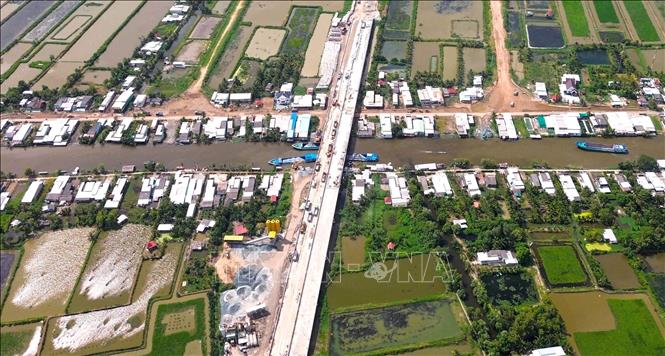 Với điều kiện đặc thù của vùng sông nước, các công trình cầu đã được đẩy nhanh tiến độ thi công, bảo đảm mục tiêu thông xe kỹ thuật vào ngày 19/12. Ảnh: Huỳnh Anh - TTXVN