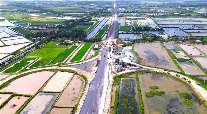 Cao tốc Cần Thơ - Cà Mau đã sẵn sàng hòa vào sự phát triển chung hạ tầng giao thông miền Tây nói riêng vào mạng lưới cao tốc quốc gia nói chung. Ảnh: Huỳnh Anh - TTXVN