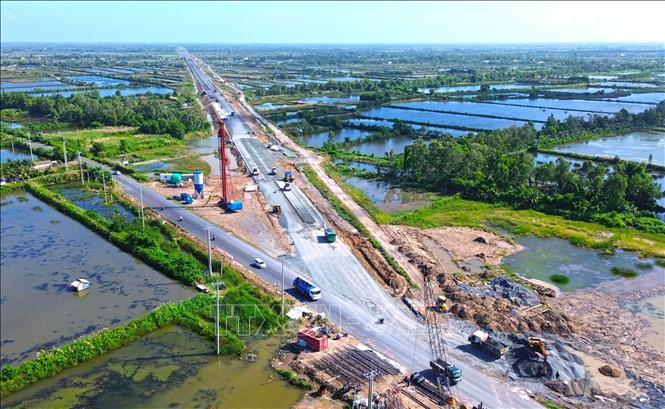 Nút giao IC12 (điểm giao cuối của tuyến chính cao tốc) trên địa bàn xã Hồ Thị Kỷ, tỉnh Cà Mau đang dần hoàn thiện. Ảnh: Huỳnh Anh - TTXVN